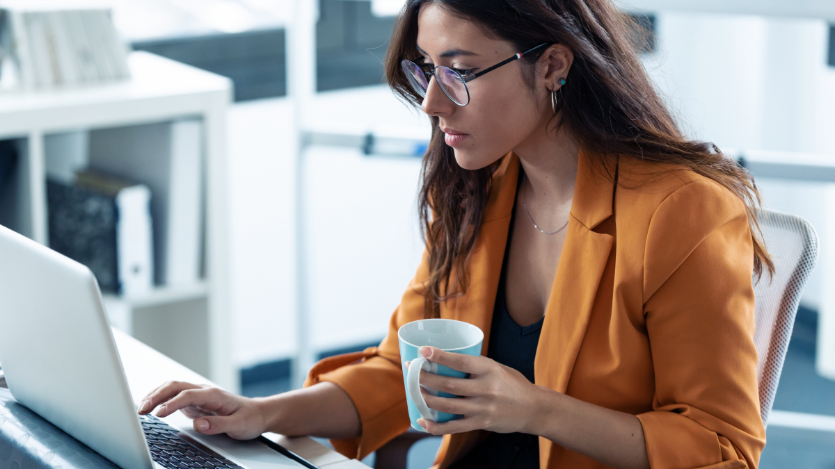 mulher com notebook verificando nota fiscal denegada