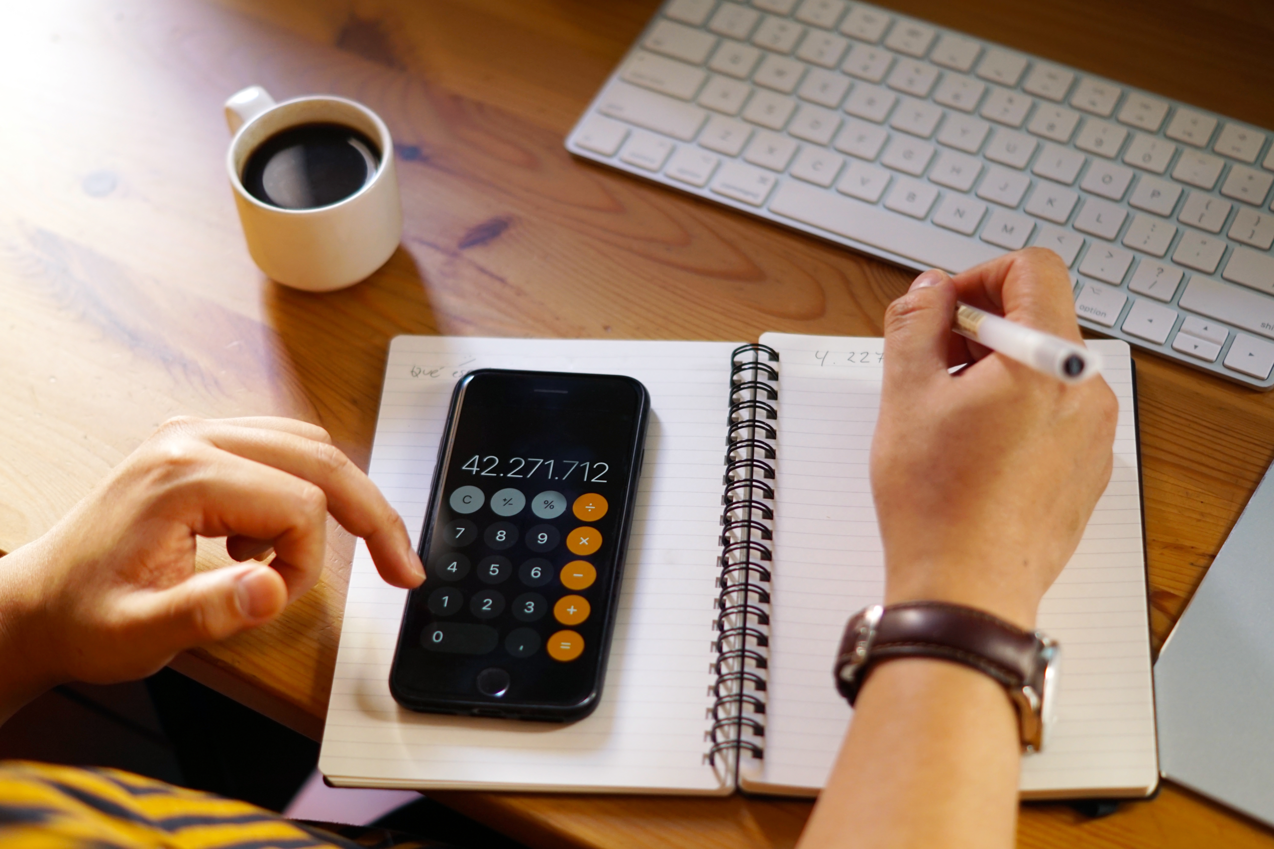 Imagem de agenda e celular com calculadora aberta representando o cálculo de DIFAL ICMS