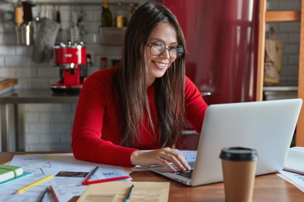 Mulher trabalhando com notebook em mesa representando MEI fazendo a DASN-SIMEI