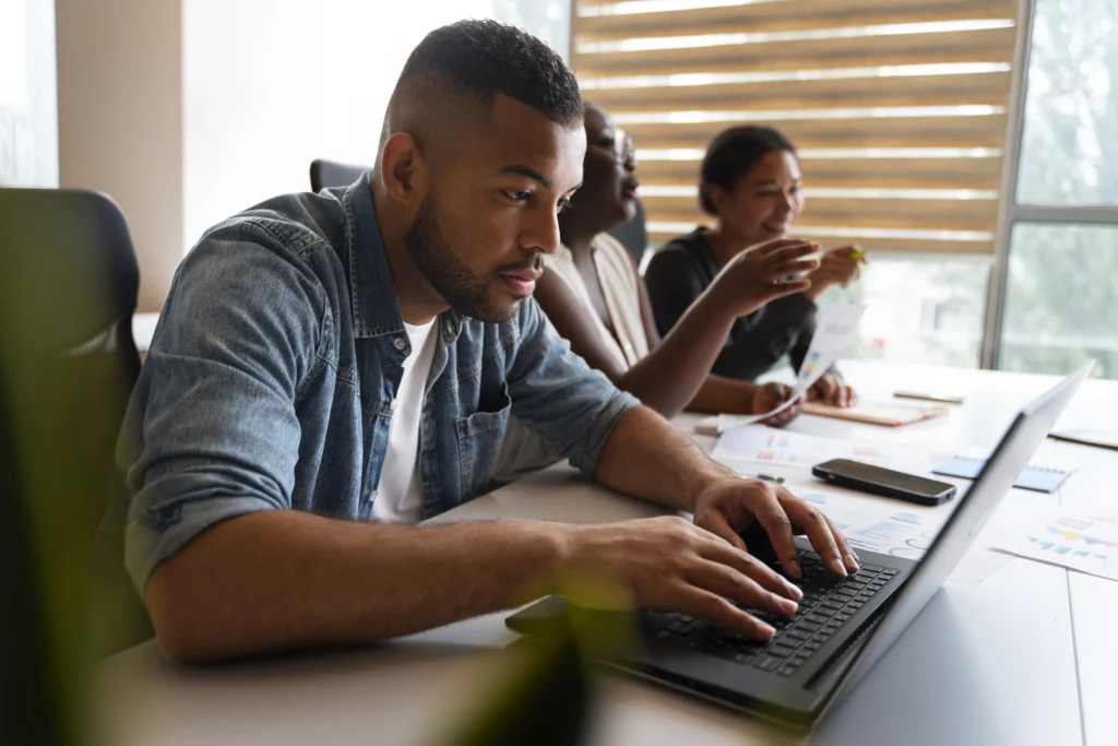 homem trabalhando com notebook em mesa representando MEI fazendo a DASN-SIMEI