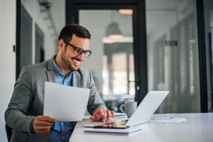 Homem representando contador no processo de importar XML no ERP automaticamente