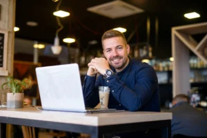 Homem trabalhando em escritório representando a criação de um CNPJ alfanumérico